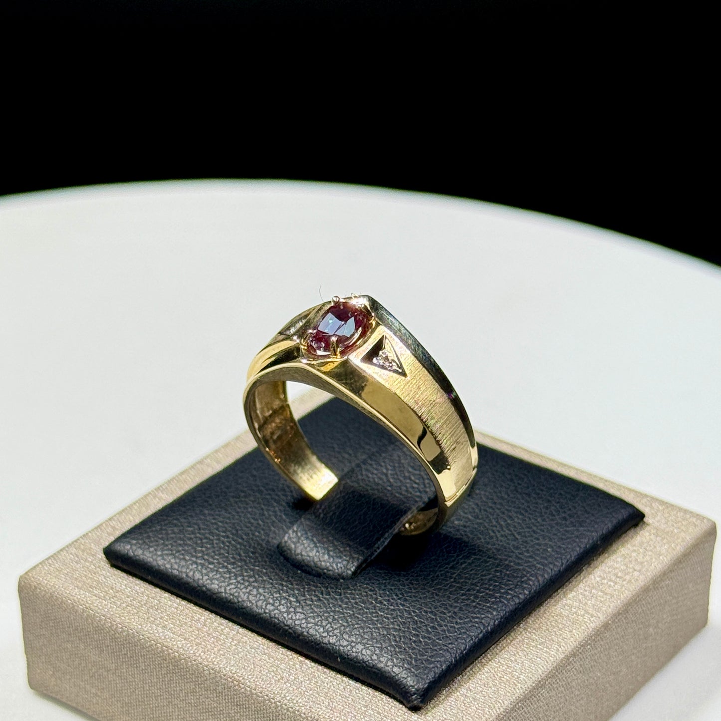 10K Yellow Gold 4.1G Synthetic Alexandrite Gents Ring Size 9 3/4