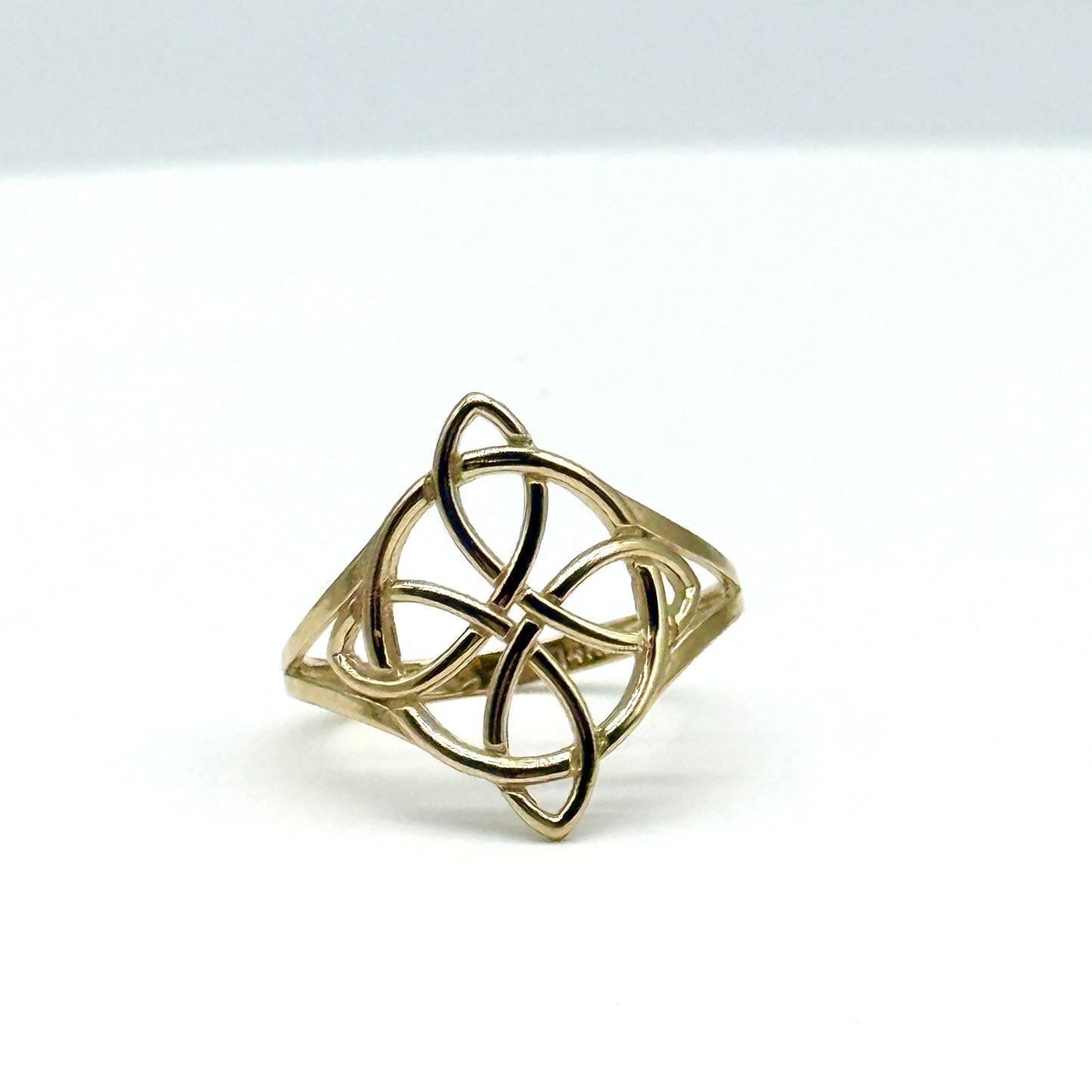 14K Yellow Gold Celtic Trinity Knot Ring Size 8 Openwork Knot Band 2.2 Grams
