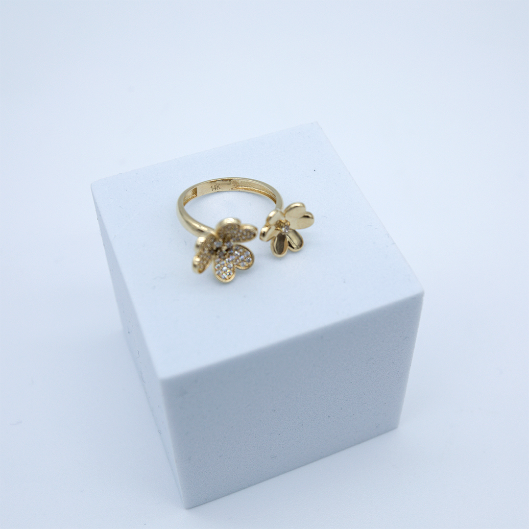 14K Yellow Gold Round Clear Stones Open Flower Ring