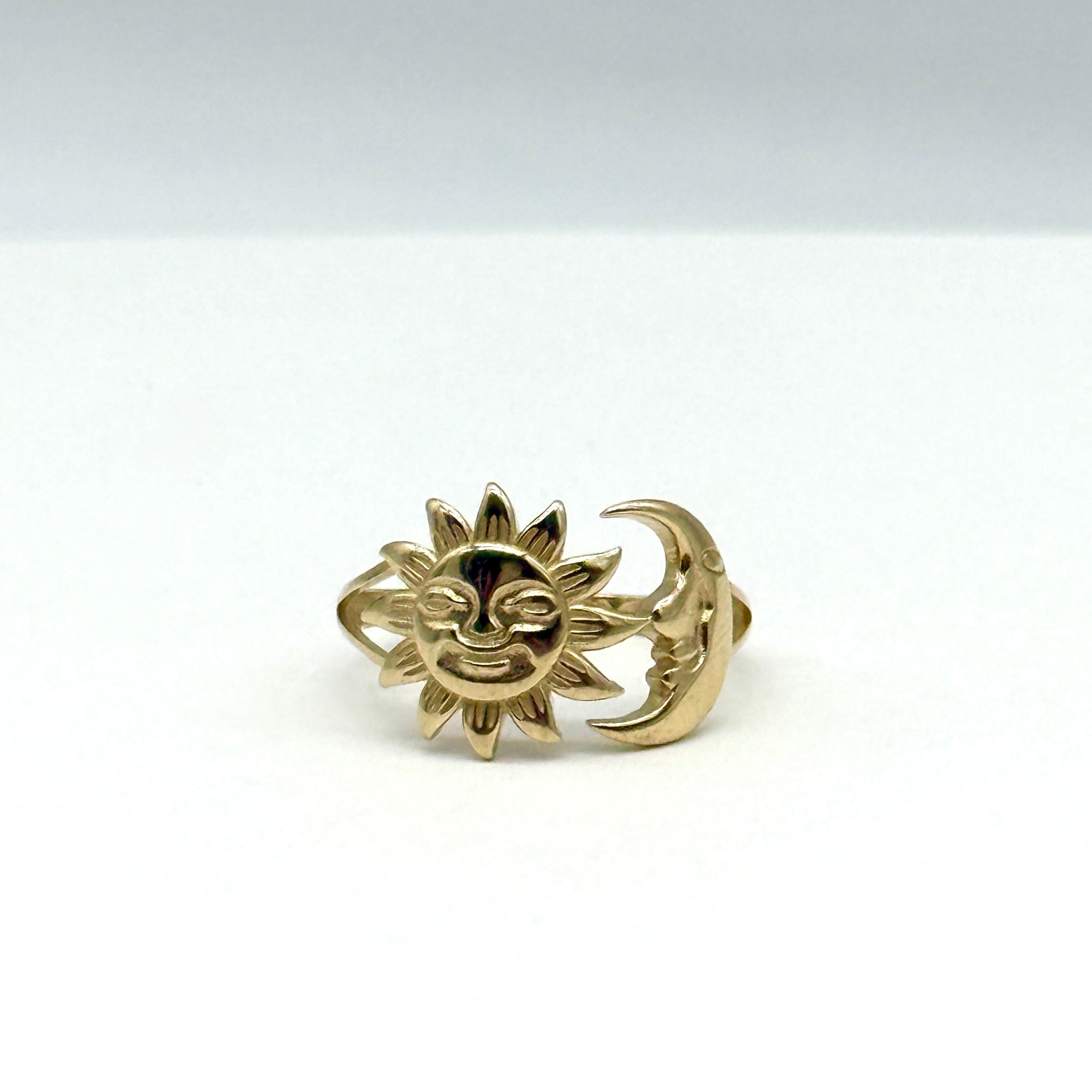 14K Yellow Gold Sun and Moon Ring Size 7.75 Celestial Face 2.7 Grams