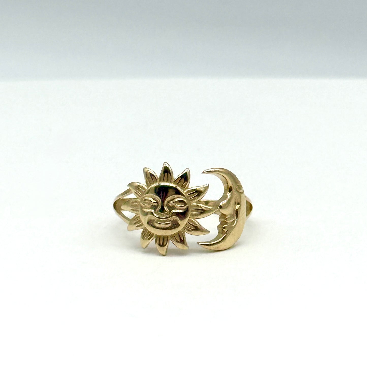 14K Yellow Gold Sun and Moon Ring Size 7.75 Celestial Face 2.7 Grams