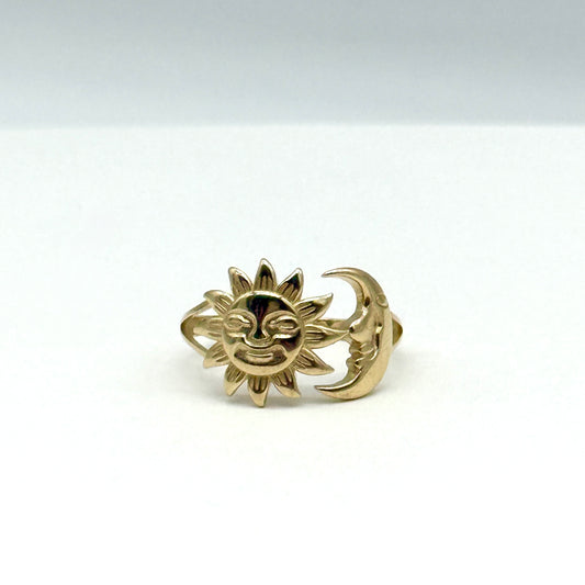 14K Yellow Gold Sun and Moon Ring Size 7.75 Celestial Face 2.7 Grams