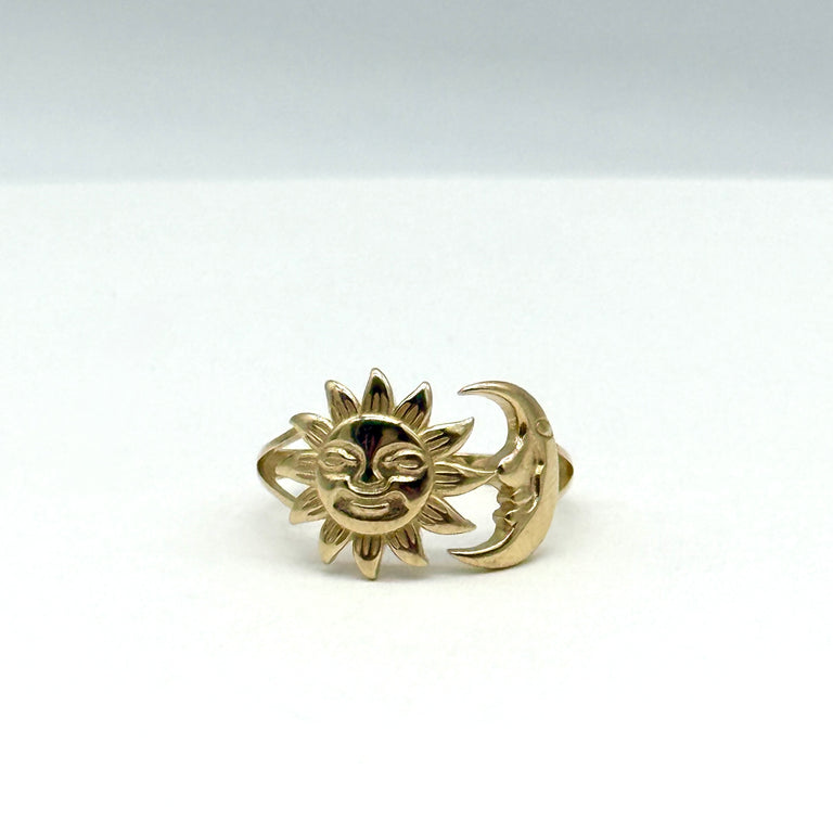14K Yellow Gold Sun and Moon Ring Size 7.75 Celestial Face 2.7 Grams