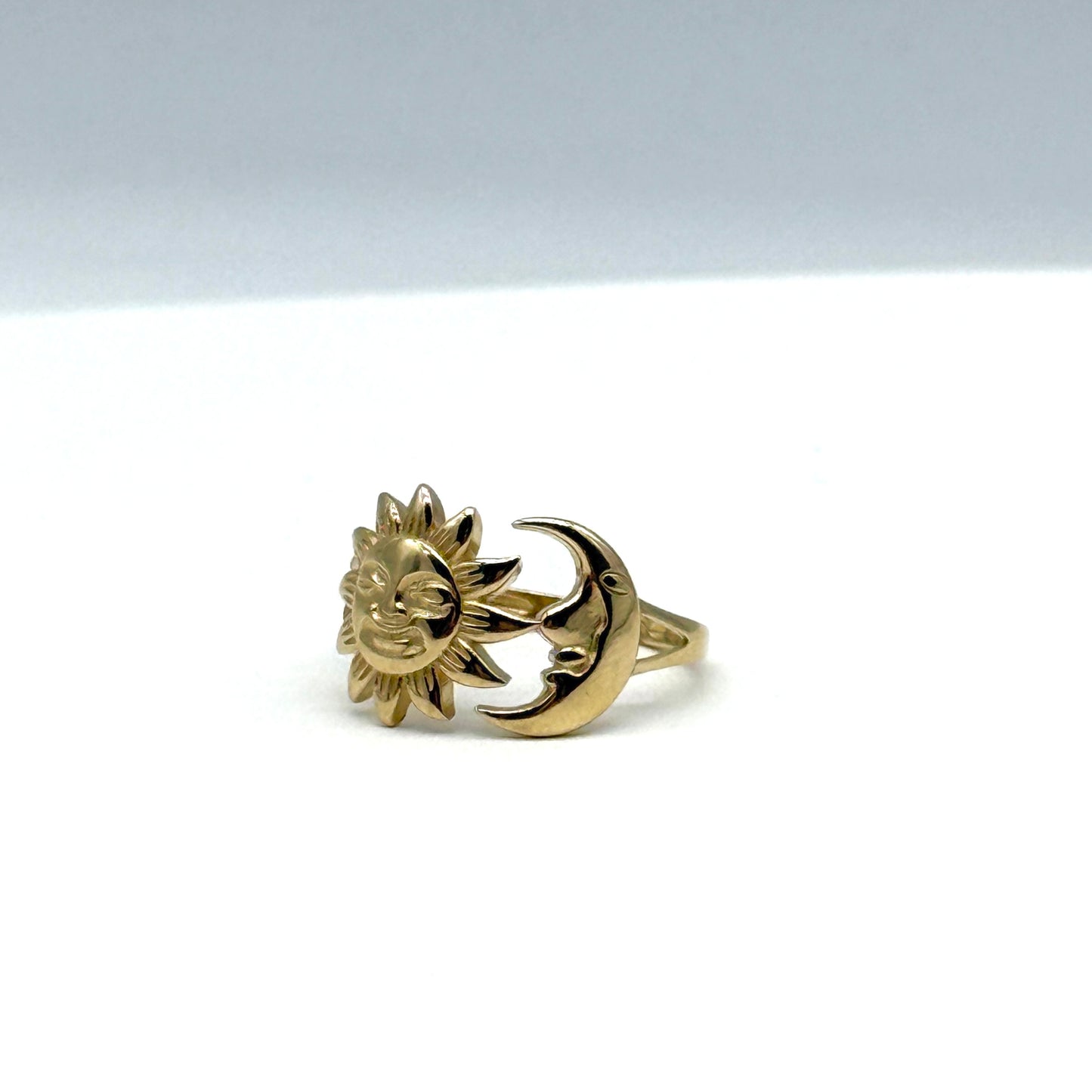 14K Yellow Gold Sun and Moon Ring Size 7.75 Celestial Face 2.7 Grams