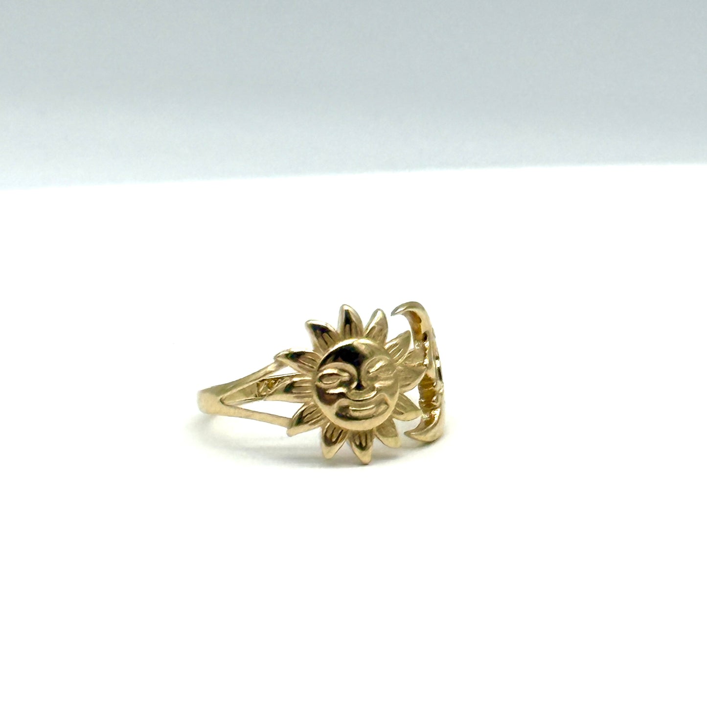 14K Yellow Gold Sun and Moon Ring Size 7.75 Celestial Face 2.7 Grams