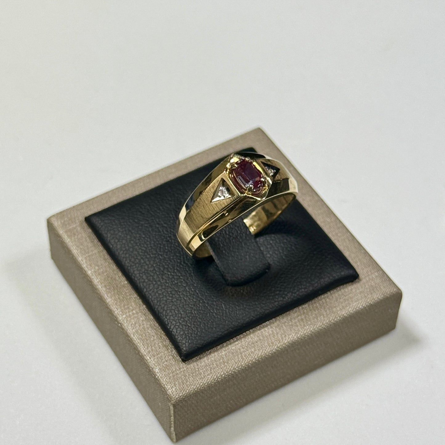 10K Yellow Gold 4.1G Synthetic Alexandrite Gents Ring Size 9 3/4